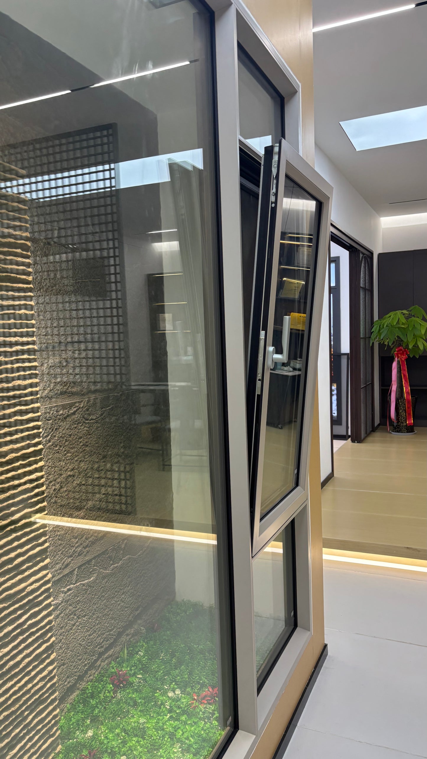 Customizable narrow aluminum frame casement windows with hurricane-proof impact-resistant safety tempered glass, double inward-outward swing opening